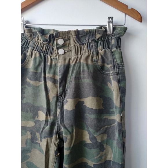 Cropped Camo Pants - Picture 3 of 7